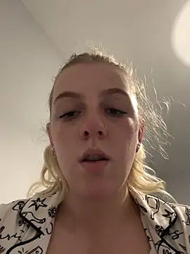 LucyLowbb live sex cam