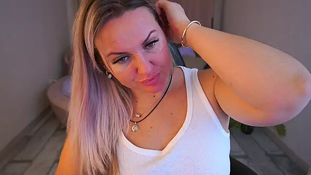 KiraCandyS live sex cam