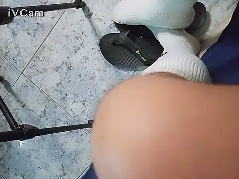 HomeAloneK live sex cam