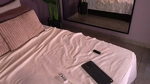 ElleDiane live sex cam