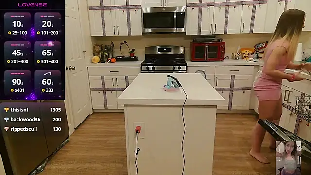 Blondiewithanass live sex cam