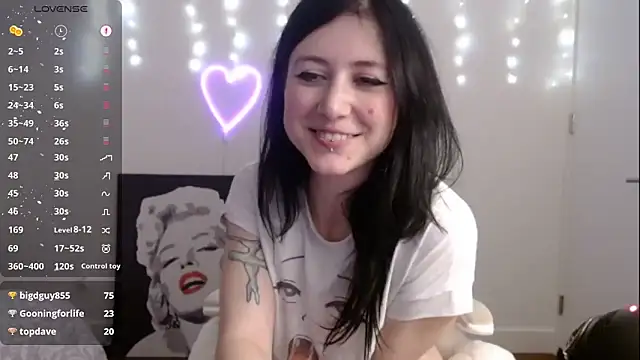 PlayfulApril live sex cam