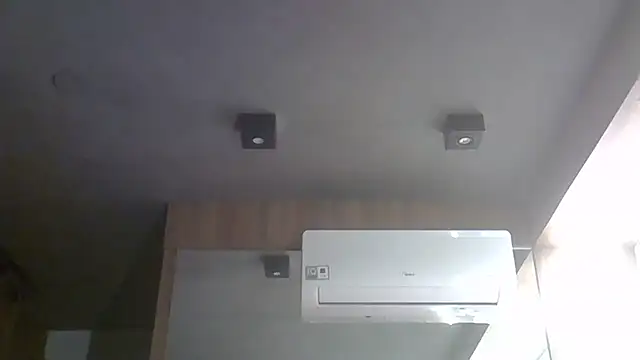 SkinnyKitten live sex cam