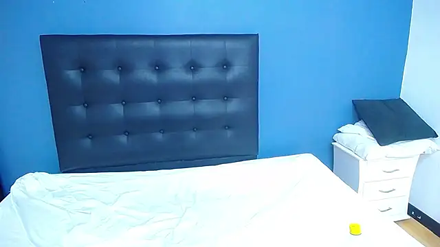 naughty_bigass_18's cam snapshot