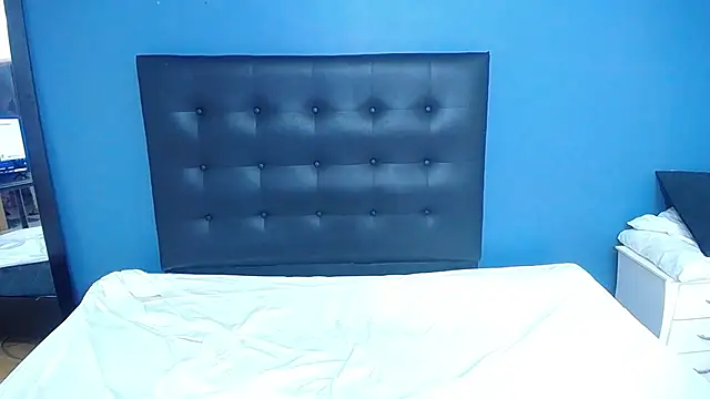 naughty_bigass_18's cam snapshot