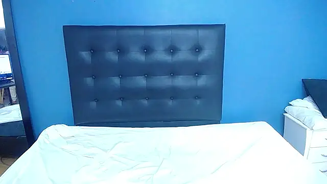 naughty_bigass_18's cam snapshot