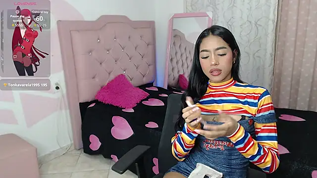 aisha_brunette18's cam snapshot