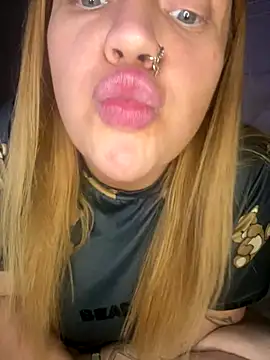 CurvyGirlMyla live sex cam