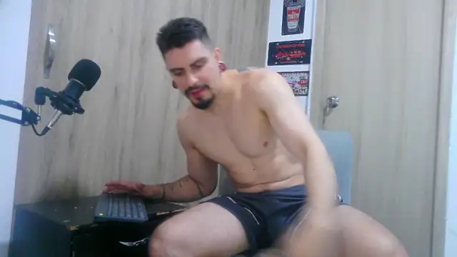 Aaron_kwok28 live sex cam