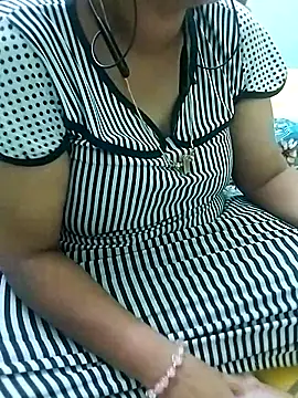 Tamil_Thenmozhi's cam snapshot