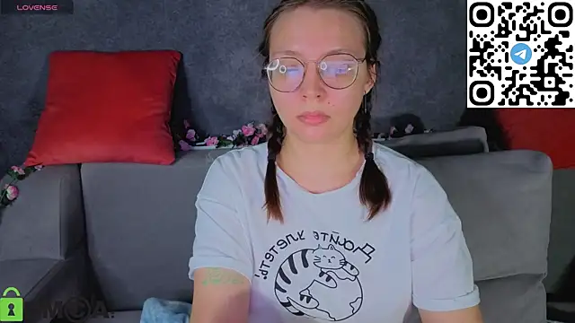 Nuura_Moore's cam snapshot