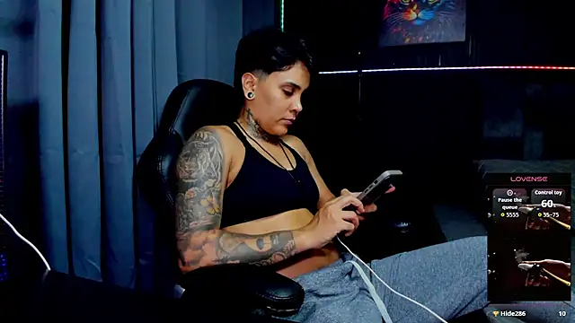 ZhoeStrong live sex cam