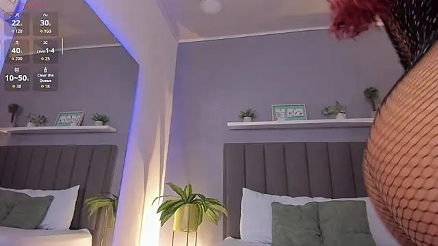 lindaa_natashaa_'s cam snapshot