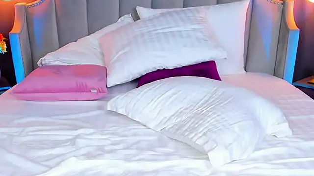 AdoraLynn live sex cam