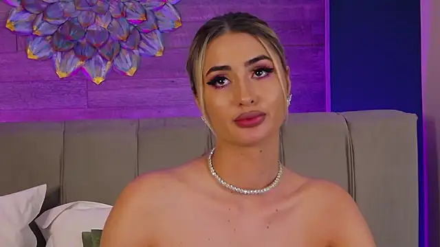 LoraDevine live sex cam