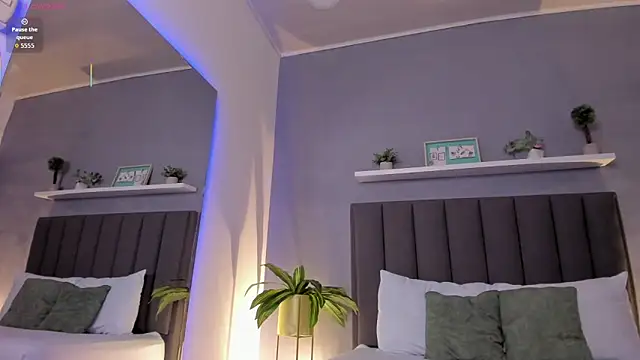 lindaa_natashaa_'s cam snapshot