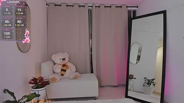 roxie_gates_'s cam snapshot