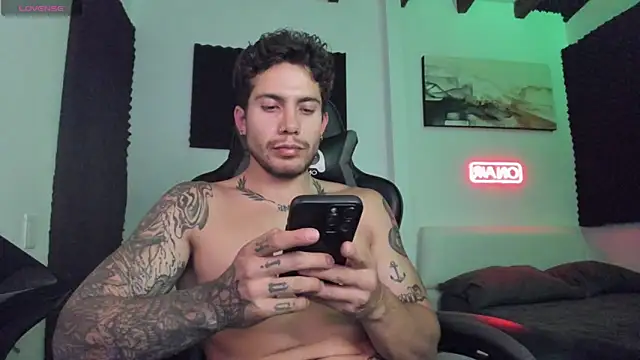 LucianSinclair live sex cam