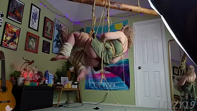 Linzy_19 live sex cam