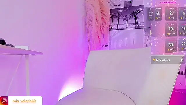 MiaCavallii_ live sex cam
