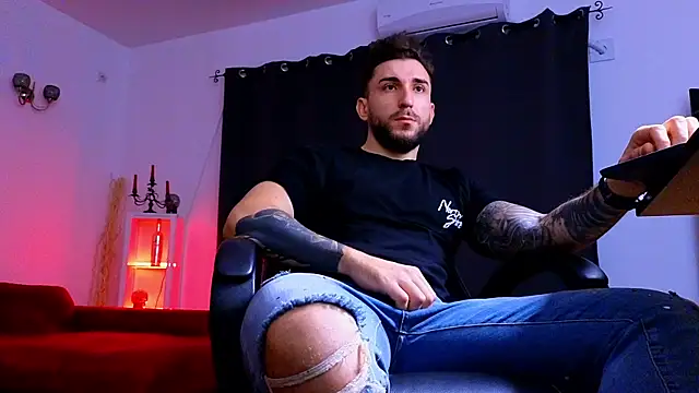 MightyAaron66 live sex cam