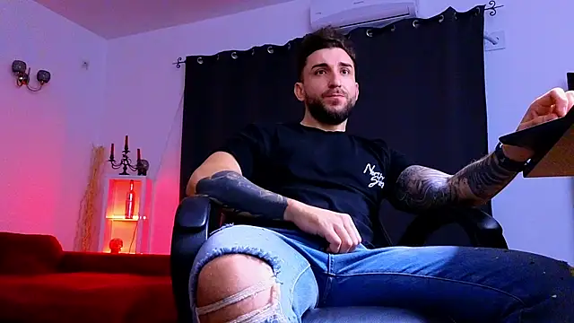 MightyAaron66 live sex cam