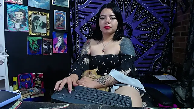 Yourmadame_P live sex cam