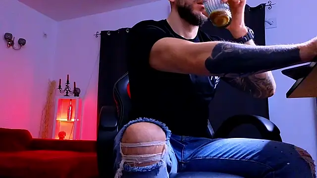 MightyAaron66 live sex cam