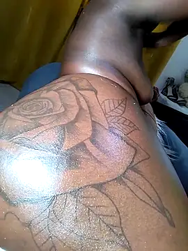 Hugemassivebootie live sex cam