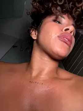 Brunettexio live sex cam