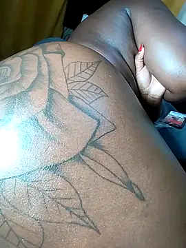 Hugemassivebootie live sex cam