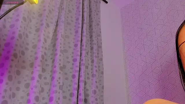 Selena_fox7 live sex cam