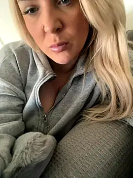 Bustyblondebabe32 live sex cam