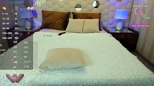 XLindaMilfX live sex cam