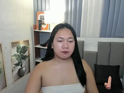 TsUncutKaren live sex cam