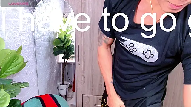 PinooyMilker live sex cam