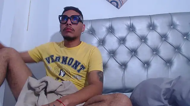 LatinWolfBoy live sex cam