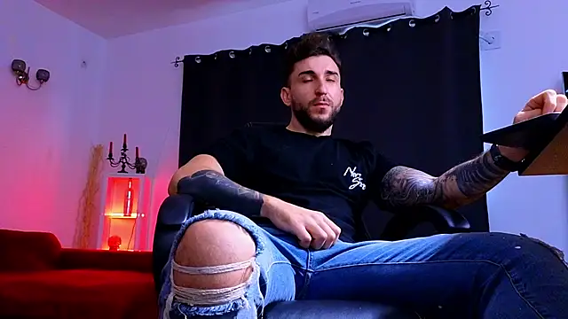 MightyAaron66 live sex cam