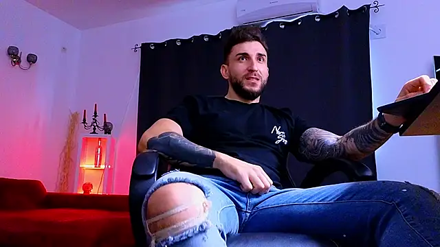 MightyAaron66 live sex cam