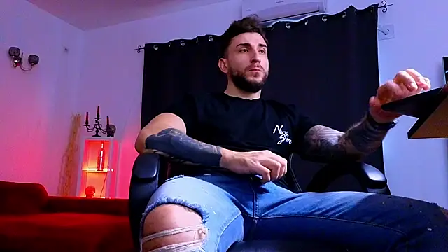 MightyAaron66 live sex cam