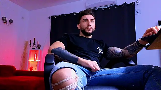 MightyAaron66 live sex cam