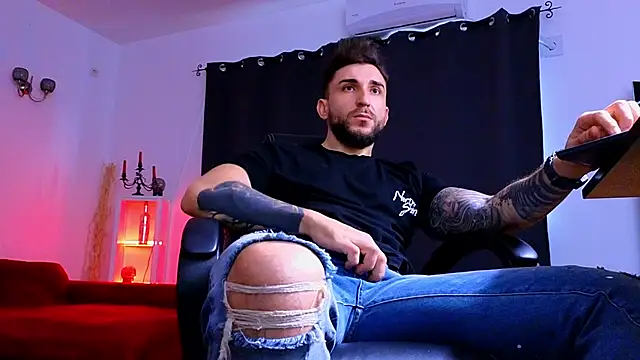 MightyAaron66 live sex cam