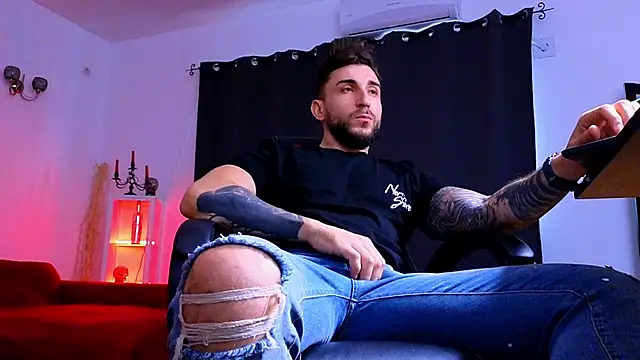 MightyAaron66 live sex cam