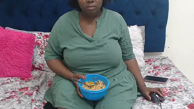 QUEEN_DIVAXX live sex cam