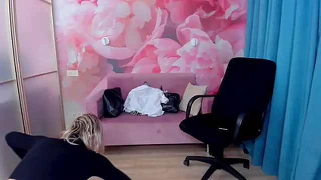 AlinaMoor live sex cam