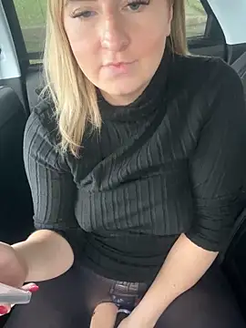 RebeccaSquirtsXXX live sex cam