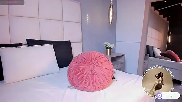 SaraMonroe1 live sex cam