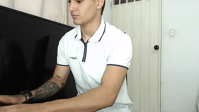 Alex_mojica live sex cam