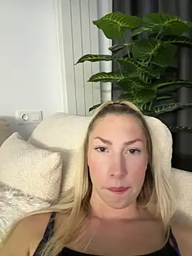 LuisaBecker live sex cam