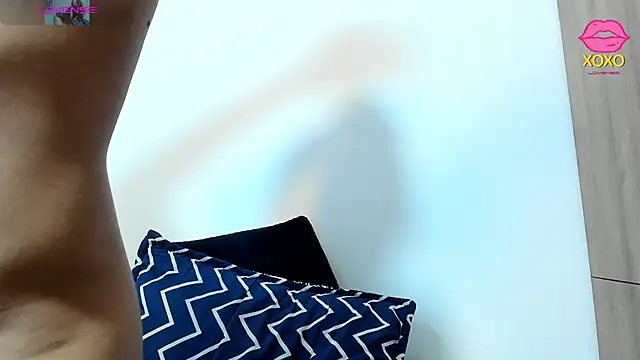 Bessie32 live sex cam